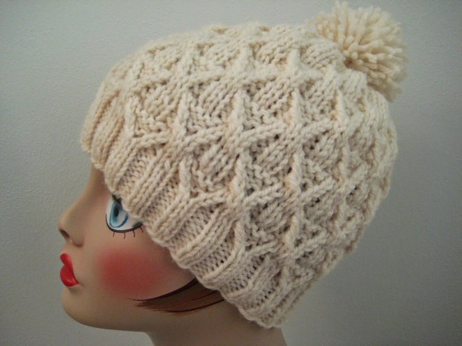 Объемный узор для шапки. Шапка вязаная. Объемный узор для шапки. Шапка с выпуклым узором. Объемные узоры для шапок.