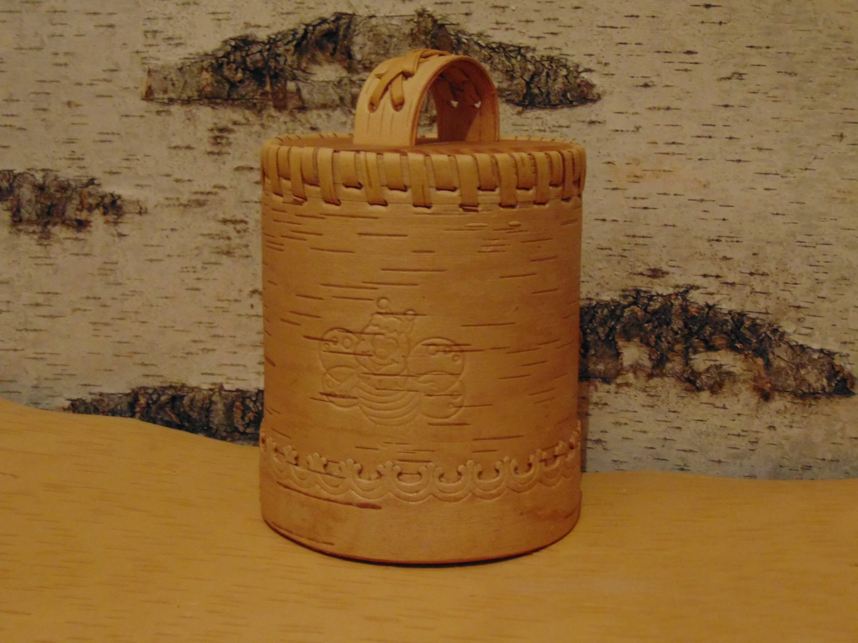 плетеные украшения из бересты. изделия из бересты. плетение из бересты. поделки из бересты своими руками для детей. интересные изделия из бересты.