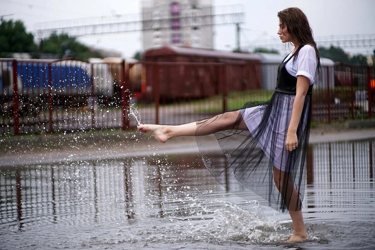 Девушка под дождем. Девушка в платье под дождем. Босиком под дождем. Босые девушки в городе.