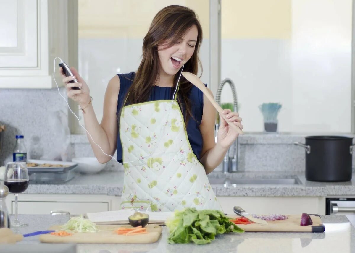 Невкусно готовлю. Женщина на кухне. Красивая женщина на кухне. Фотосессия на кухне. Женщина хозяйка в доме.