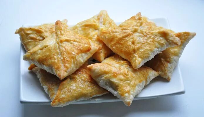 Пирожки из готового мяса. Пирожки с капустой из слоеного бездрожжевого теста. слоеные пирожки с мясом. пирожки с мясом из слоеного теста. слоеные пирожки с капустой.