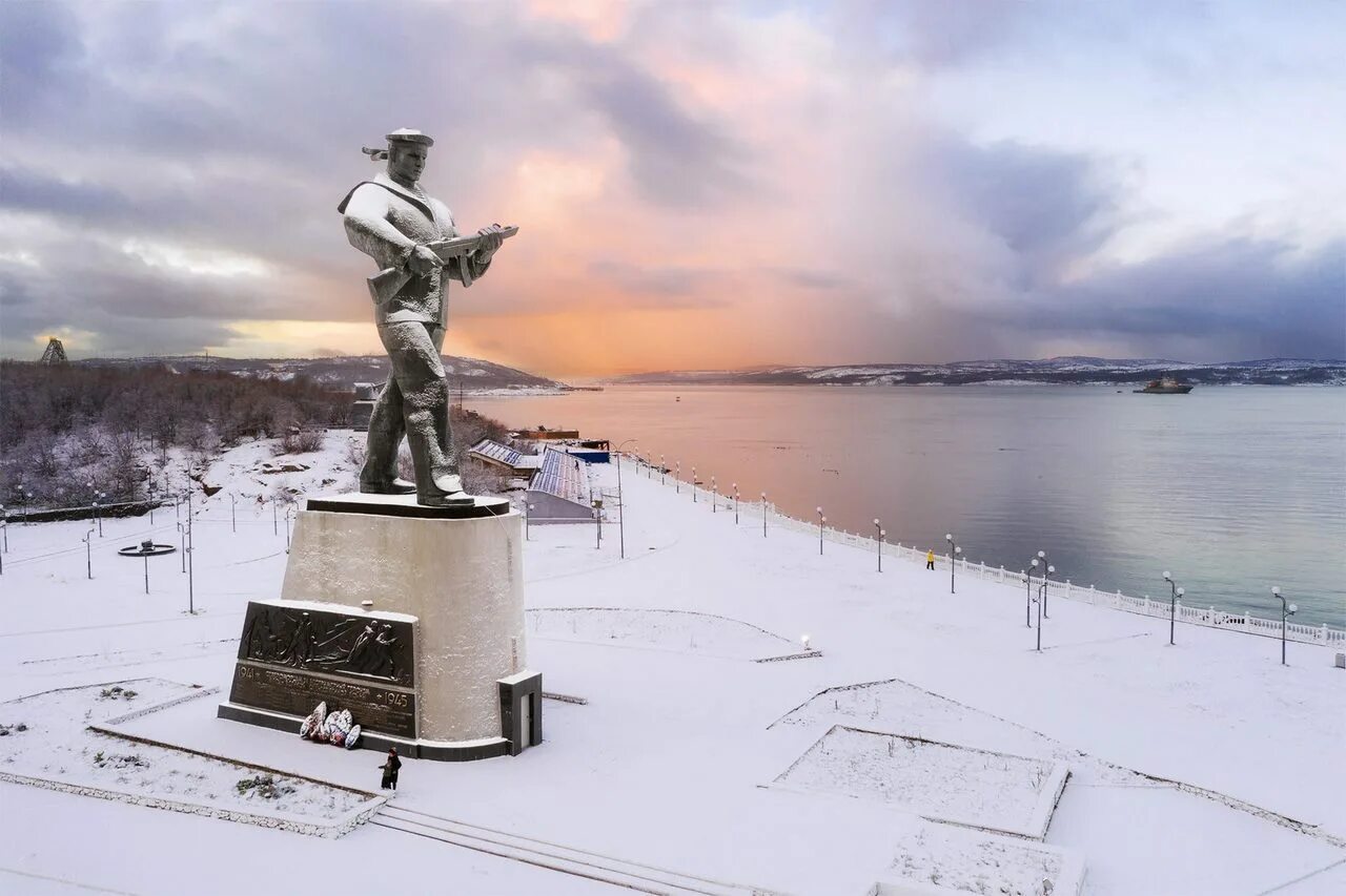 зима в снежногорске мурманской области. памятник алеше североморск. сопки североморск. мурманск североморск. североморск военный городок.