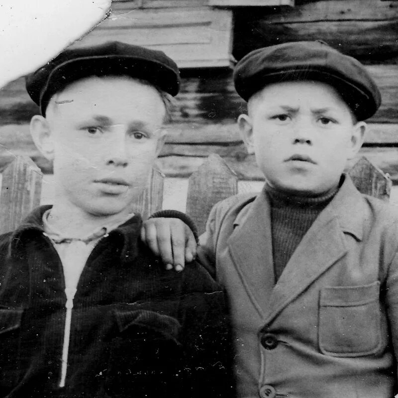 Дружившие с детства они никогда не расставались. Друзья дет. Дружившие с детства они. Армянские сироты картина. Косички для мальчиков.
