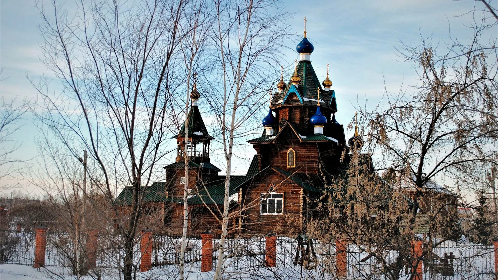 Южноуральск животные. Храм Покрова Пресвятой Богородицы Южноуральск. Церковь Южноуральск деревянная. Храм Покрова Челябинская область. Красная Церковь Южноуральск.