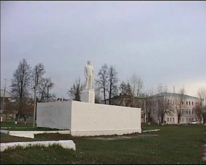 Ирбит ленина. Памятник ленину в ирбите. Памятник жукову в ирбите. Памятник на площади ленина город ирбит. Площадь ленина город ирбит.