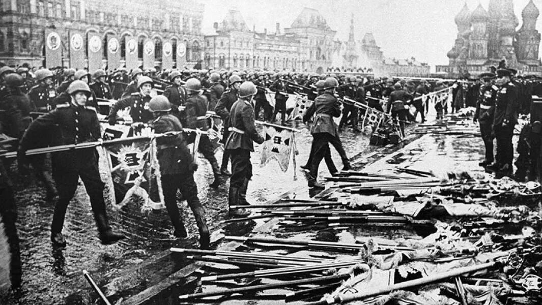 Парад победы 1945 фашистские знамена. Парад на красной площади 24 июня 1945 года. Кульминацией парада победы стал марш. Кульминация парада победы 24 июня 1945 года стал марш 200 знаменосцев. Кульминацией парада победы стал марш.