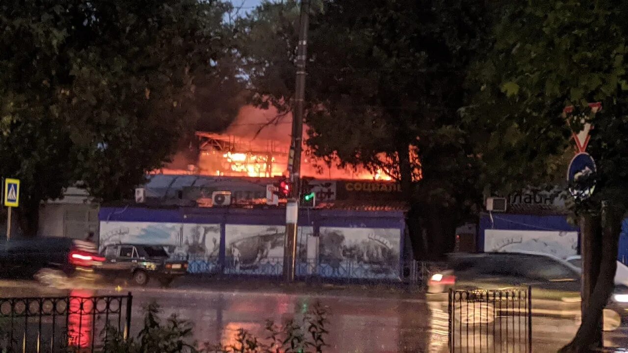 Николаевский рынок Таганрог фото. Пожар в Таганроге. Пожар на рынке в Таганроге сегодня.