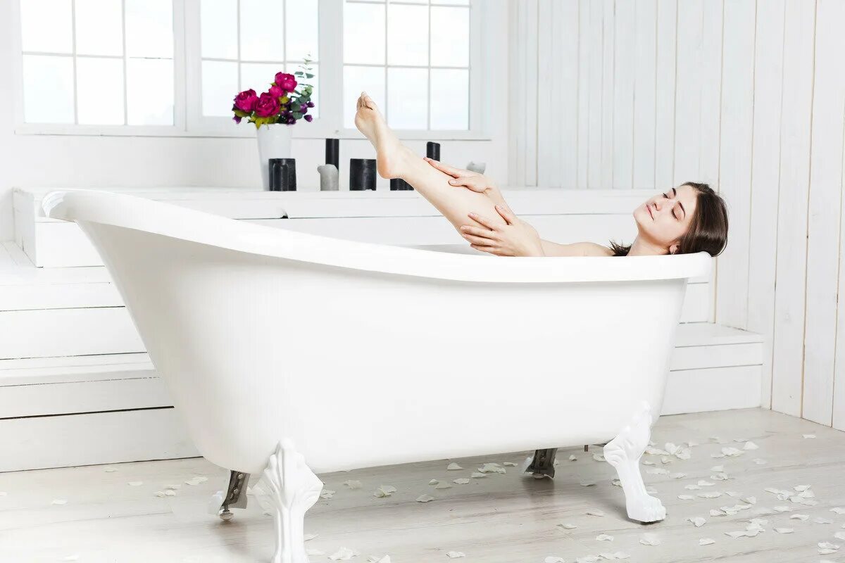 Принимаете ли ванну. Ванна расслабление. Дама релаксирует в ванной. Ванна расслабление спа. Детокс ванна.