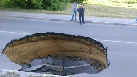Провалился асфальт