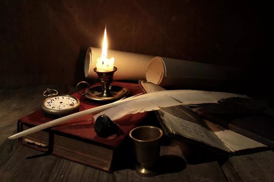 На столе стоит свеча которая отражается. Стол писателя. «Натюрморт с книгами». Натюрморт со свечой. Натюрморт с перьями.
