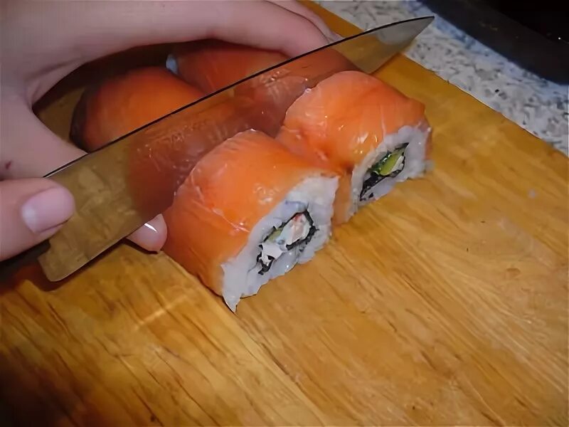 Процесс готовки роллов. Нож для разрезания роллов. Суши разрезанные. Нарезка рыбы для роллов. Правильная нарезка ролла.
