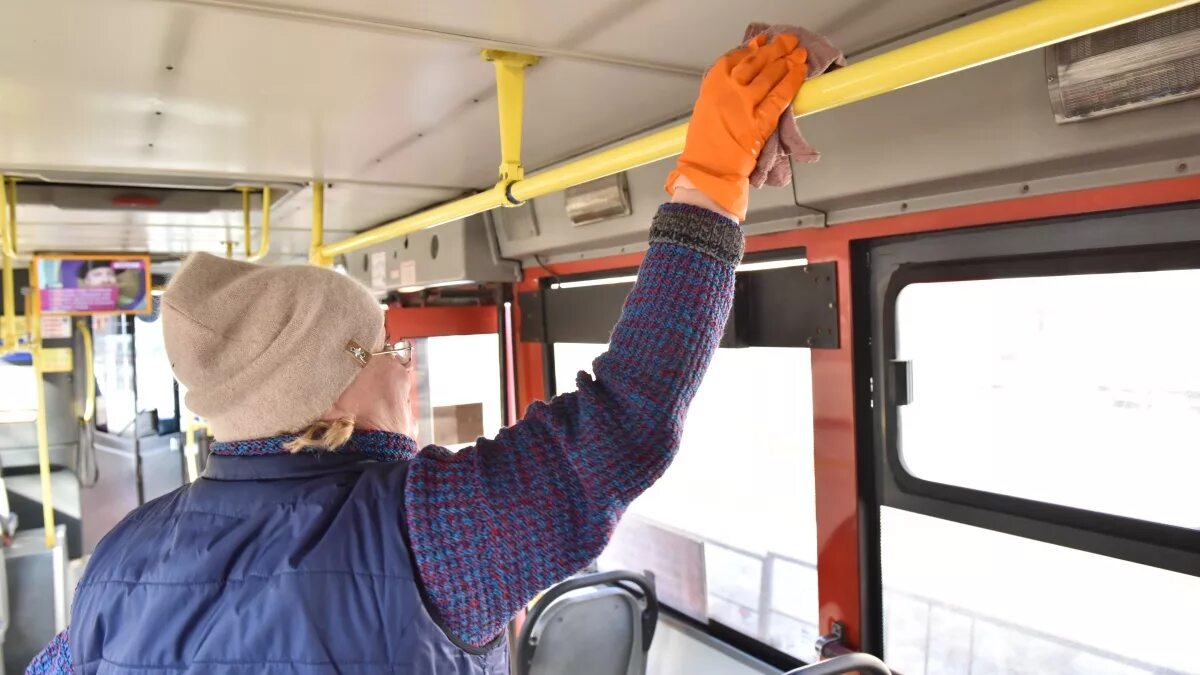 В автобусе было меньше. Автобус. дезинфекция салона автобуса. антисептик в автобусе. уборка салона автобуса.