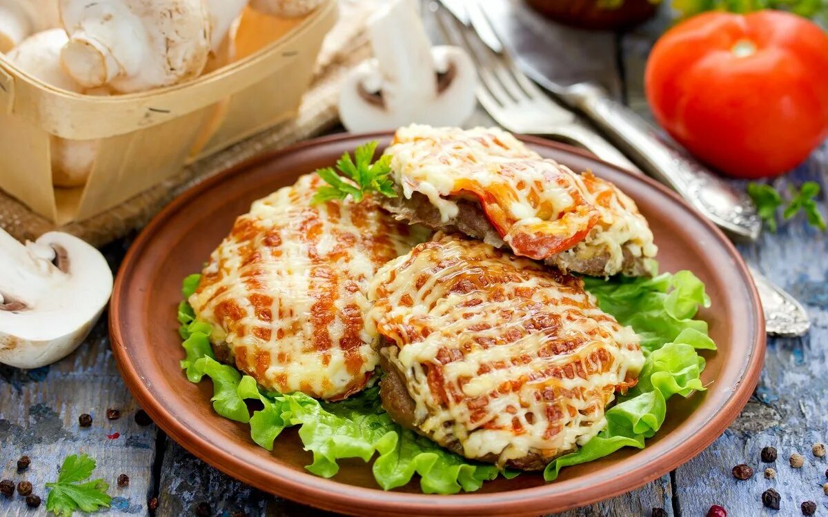 Мясо по французски с пошаговым фото. Мясо по французски. мясо по французски фото. свинина по французски. курица по капитански.