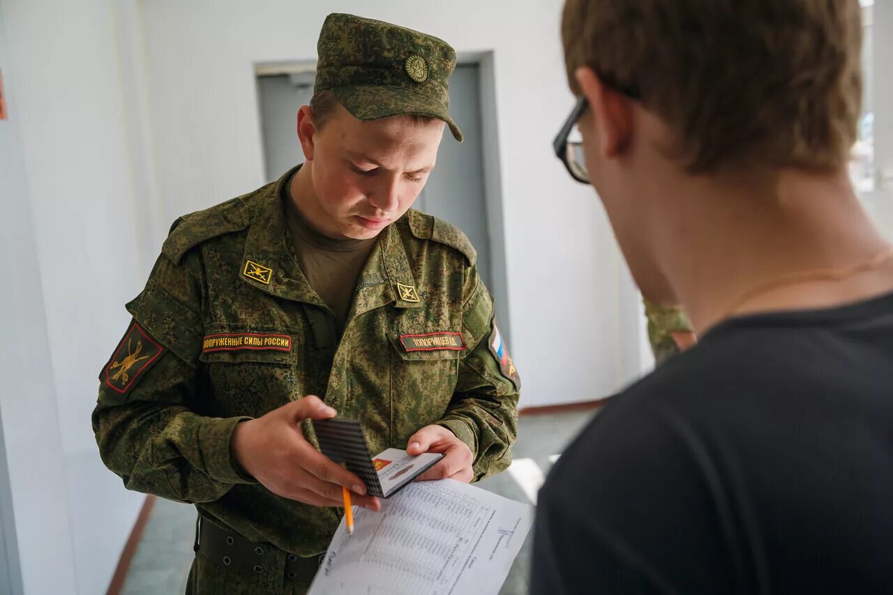 Призывник пришел в военкомат. Уклонист от службы в армии. Штраф за уклонение от службы в армии. Осенний призыв. Призыв в армию.