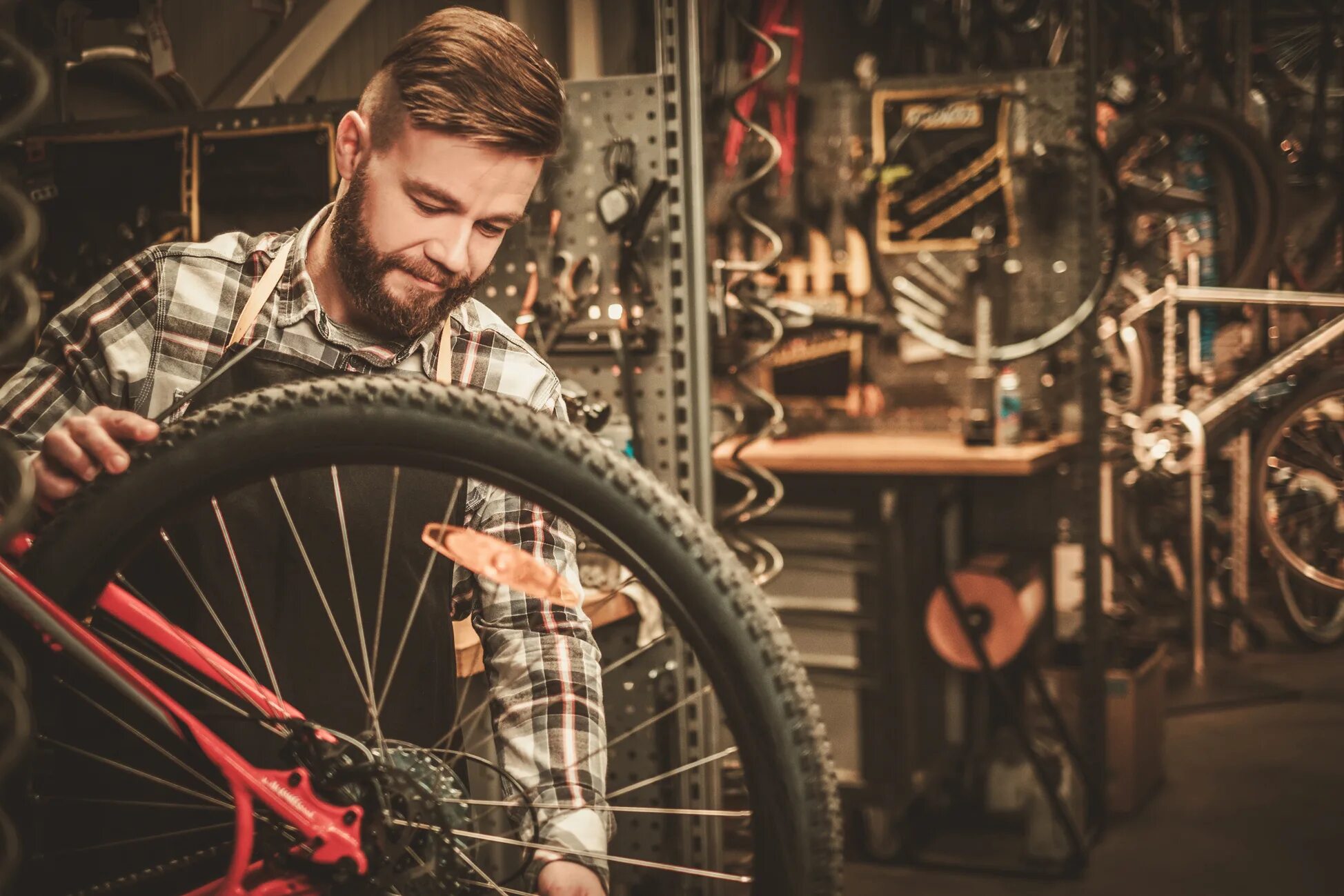 Bike mechanic. Велосипед механика. Велосипедный механик. Разобранный велосипед в мастерской. Фото веломеханика.