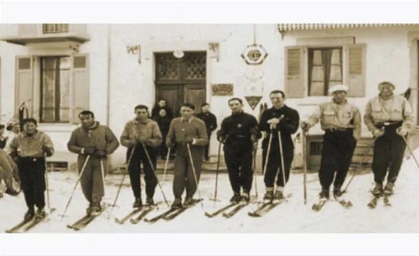 В каком году был создан клуб лыжников. Московский клуб лыжников 1895. История спорта в россии. Ходынское поле лыжники имена. Московский клуб лыжников 1895.
