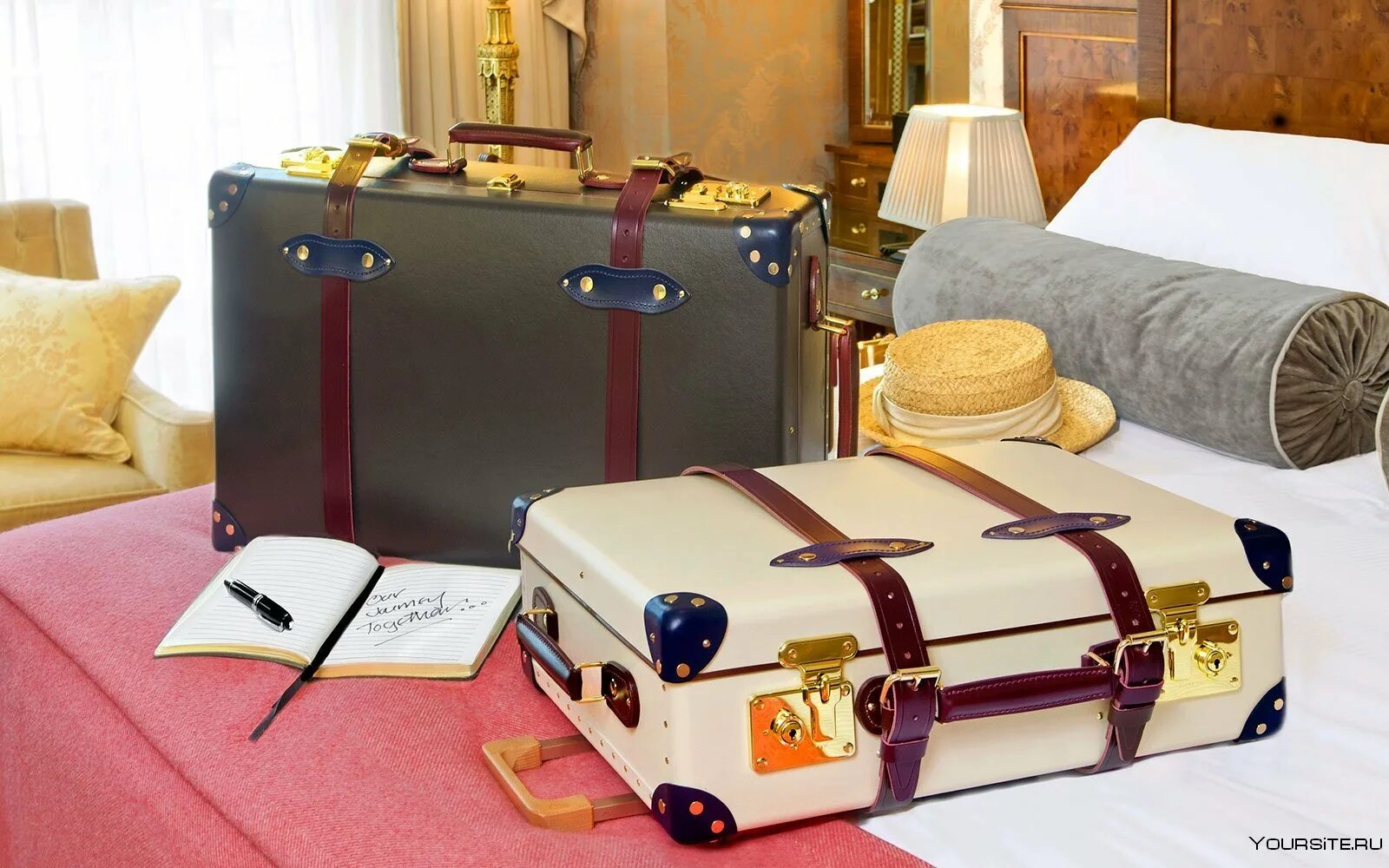 Где оставить чемодан. Собранные чемоданы. Собранный чемодан. Чемодан с вещами. Чемодан для путешествий.