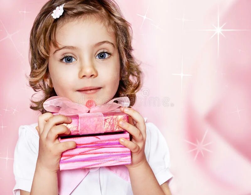 Женщина с подарком в руках. Девочка в подарок полностью. Подарок девушке. Подарок для девочки. Девушка с подарком в руках.