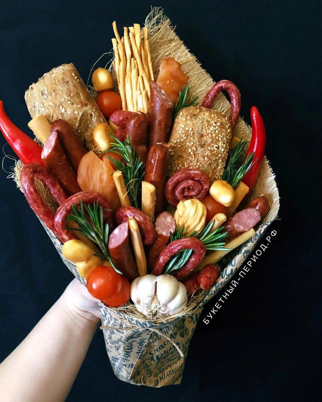 Вкусные букеты для мужчин. Букеты из колбасы и сыра сделать. Букет из колбасы. Букеты из колбасы и сыра сделать. Букет из колбасы для мужчины.