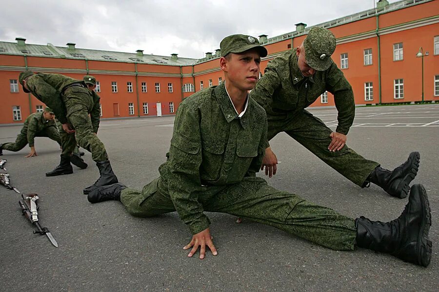 Роты картинки. 154 Преображенский полк растяжка. Преображенский полк растяжка. Кремлевский полк растяжка. Шпагат в армии.