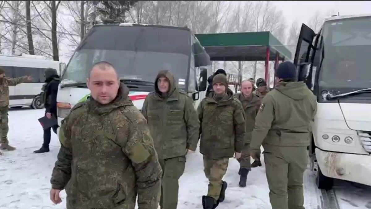 Поенные российские военные. Россия и Украина обменялись пленными военнослужащими. Пленные украинские военные. Российский солдат.