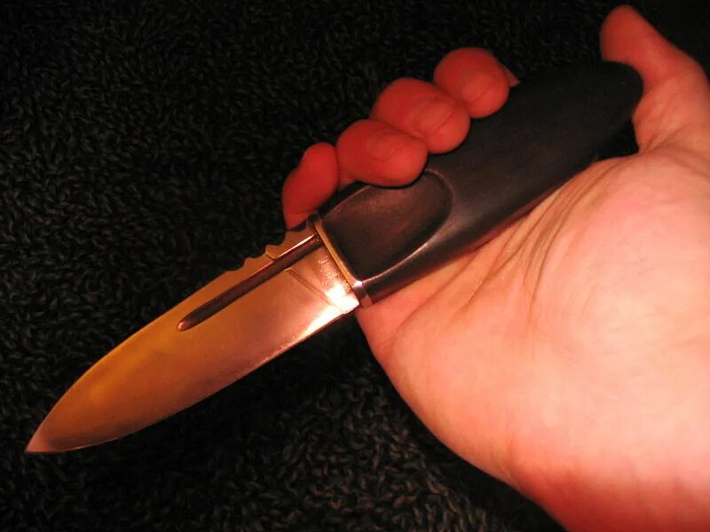 нож в руке ночью