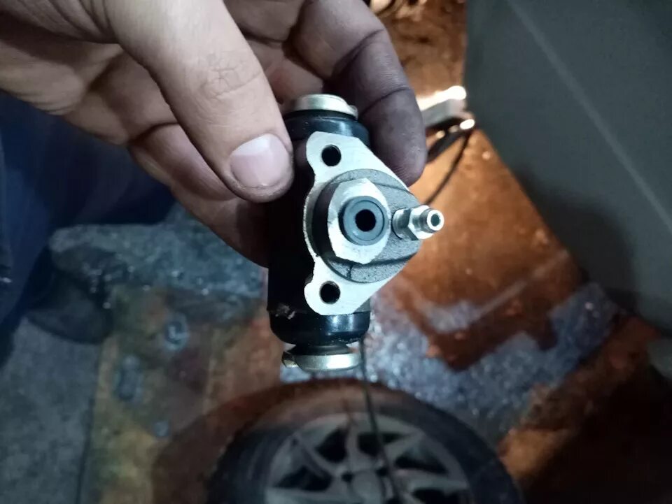 Замена тормозного цилиндра заднего. - Lada 2106, 1,6 л, 2002 года расходники DRI