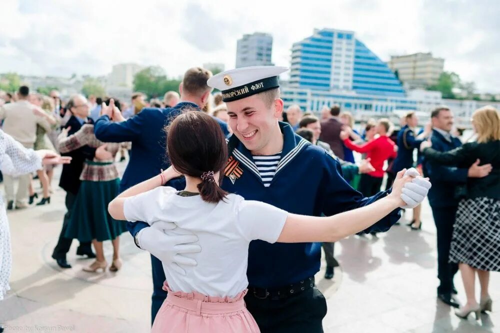 Танец на 9 мая в школе. Моряки Севастопольский вальс. Вальс Севастополь. Севастопольский вальс танец.