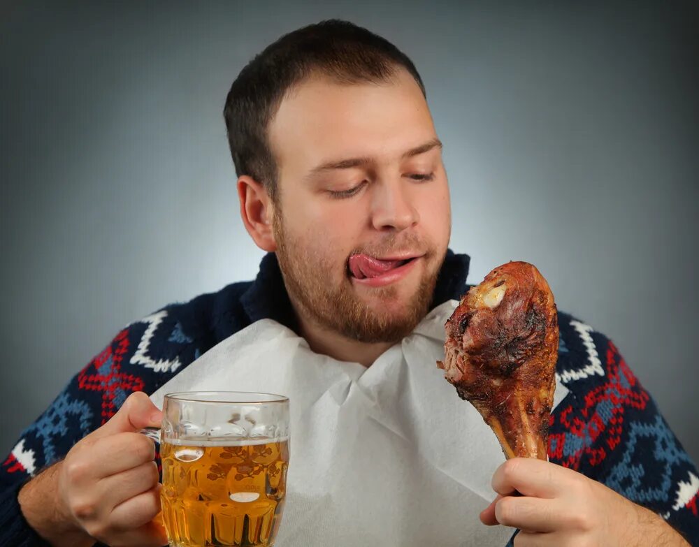 Не могу есть курицу. Мужчина с пивом и мясом.
