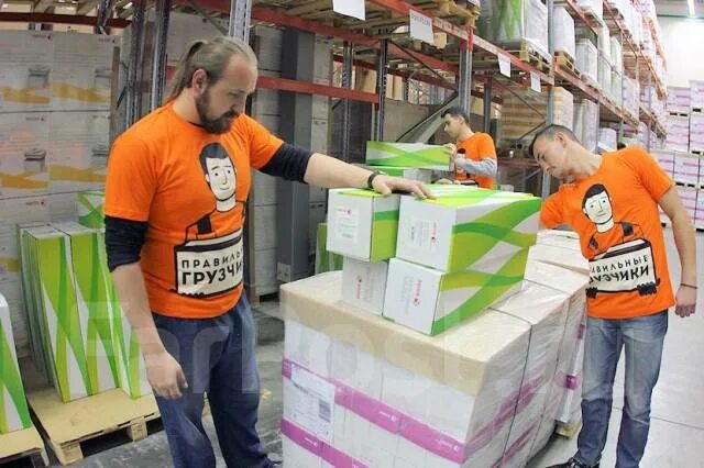 Грузчики разнорабочие с ежедневной. Правильные грузчики. Человек с коробкой. Работа в хабаровске грузчик временно. Грузчики ежедневная оплата.