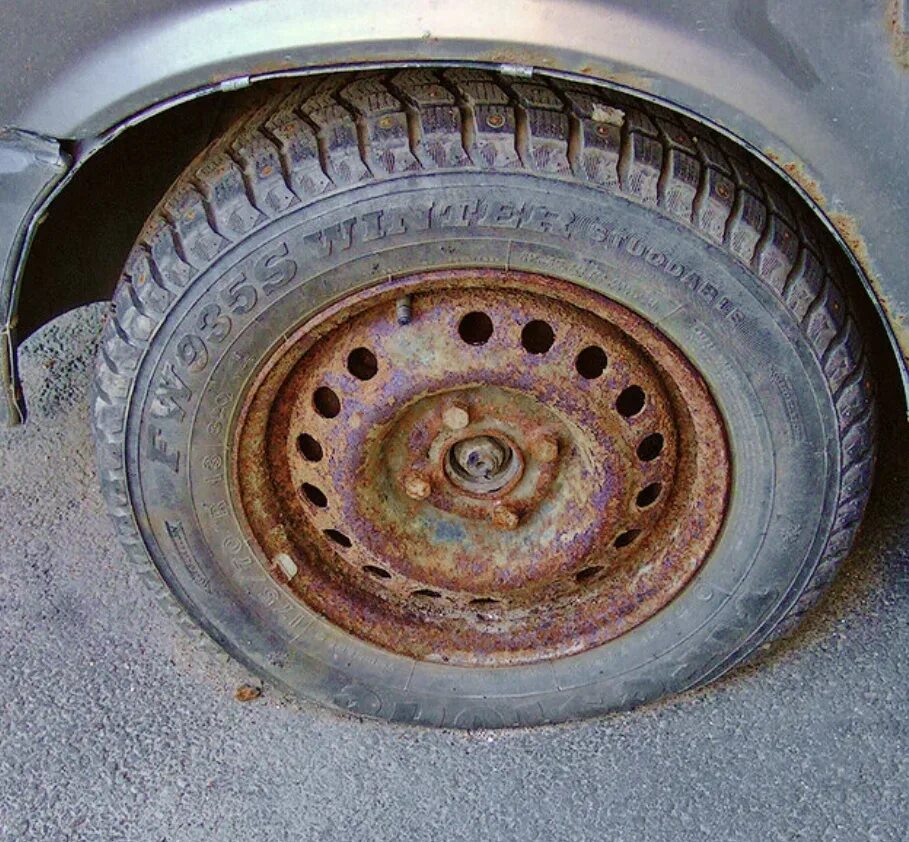 Колесный диск r13 белый жигули. Старые диски колеса. Ржавые штампованные диски. Старые диски колеса. Старые диски колеса.