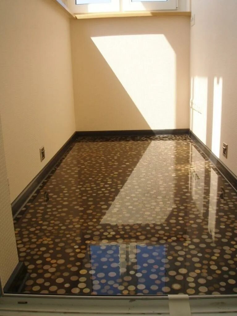 Резиновое покрытие для пола в гараже. Покрытие в гараж на бетонный пол. Наливной полимерное покрытия типа промышленные полы qtp 2мм рал 7047. Фальшпол lindner - 600. 128 полов.