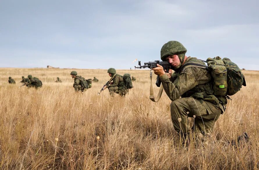 Учения. Солдаты учения ВДВ РФ. Полевые учения. Учения сухопутных войск. Солдаты на учениях.