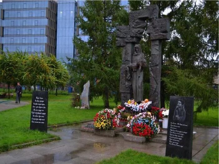 Памятник жертвам беслана. Памятник жертвам Беслана в Санкт-Петербурге. Памятник детям Беслана в Санкт-Петербурге. СПБ памятник детям Беслана. Памятник погибшим в Беслане в Москве.