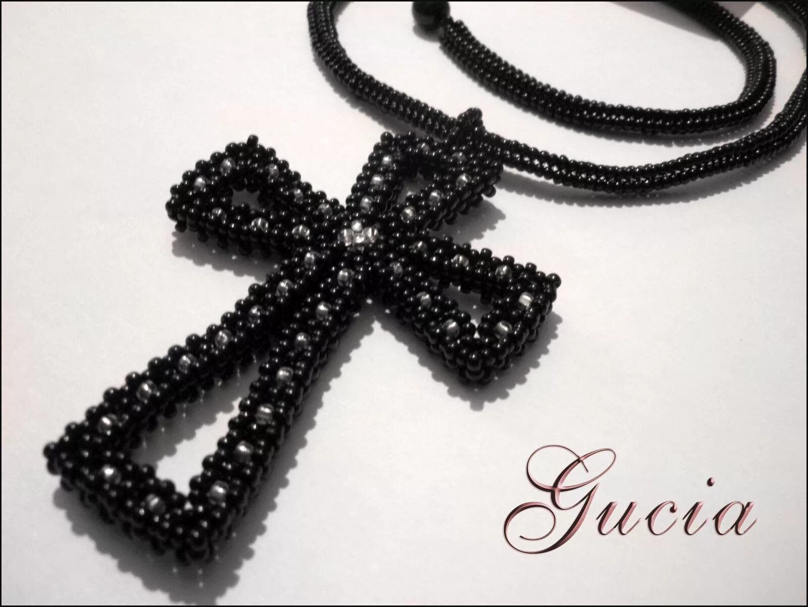 крест из стекляруса. подвеска из бисера к крестику. кулоны из бисера крестиком. крест из бусин. серьги из бисера кресты.