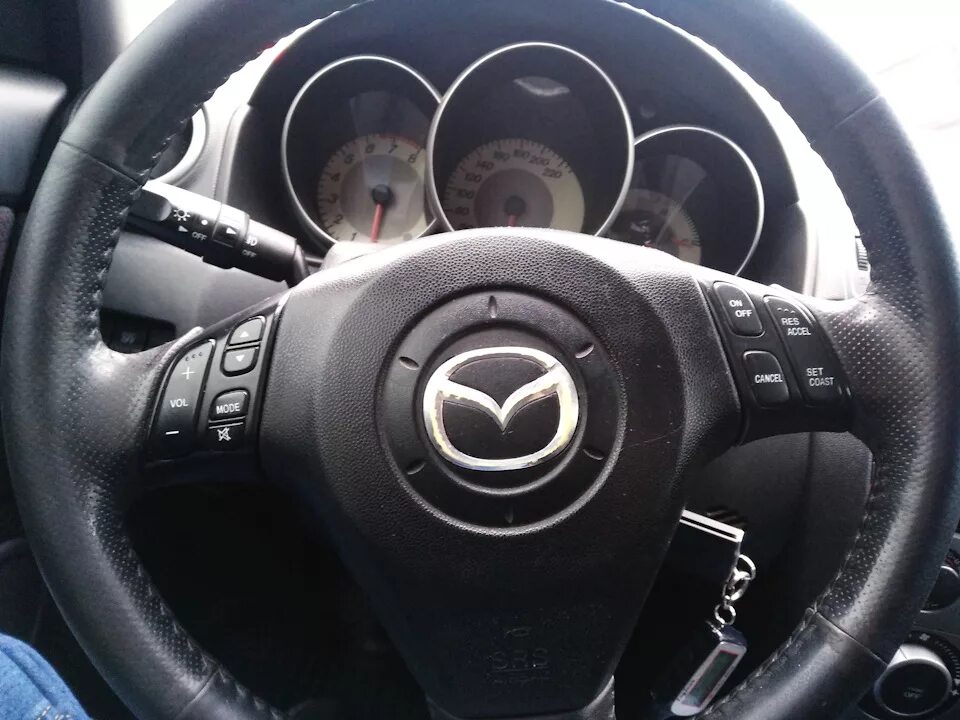 Кнопки руля мазда 3. Руль Мазда 3 БК. Mazda 3 BK круиз контроль. Mazda 3 BK мультируль. Руль Мазда 6 2006.