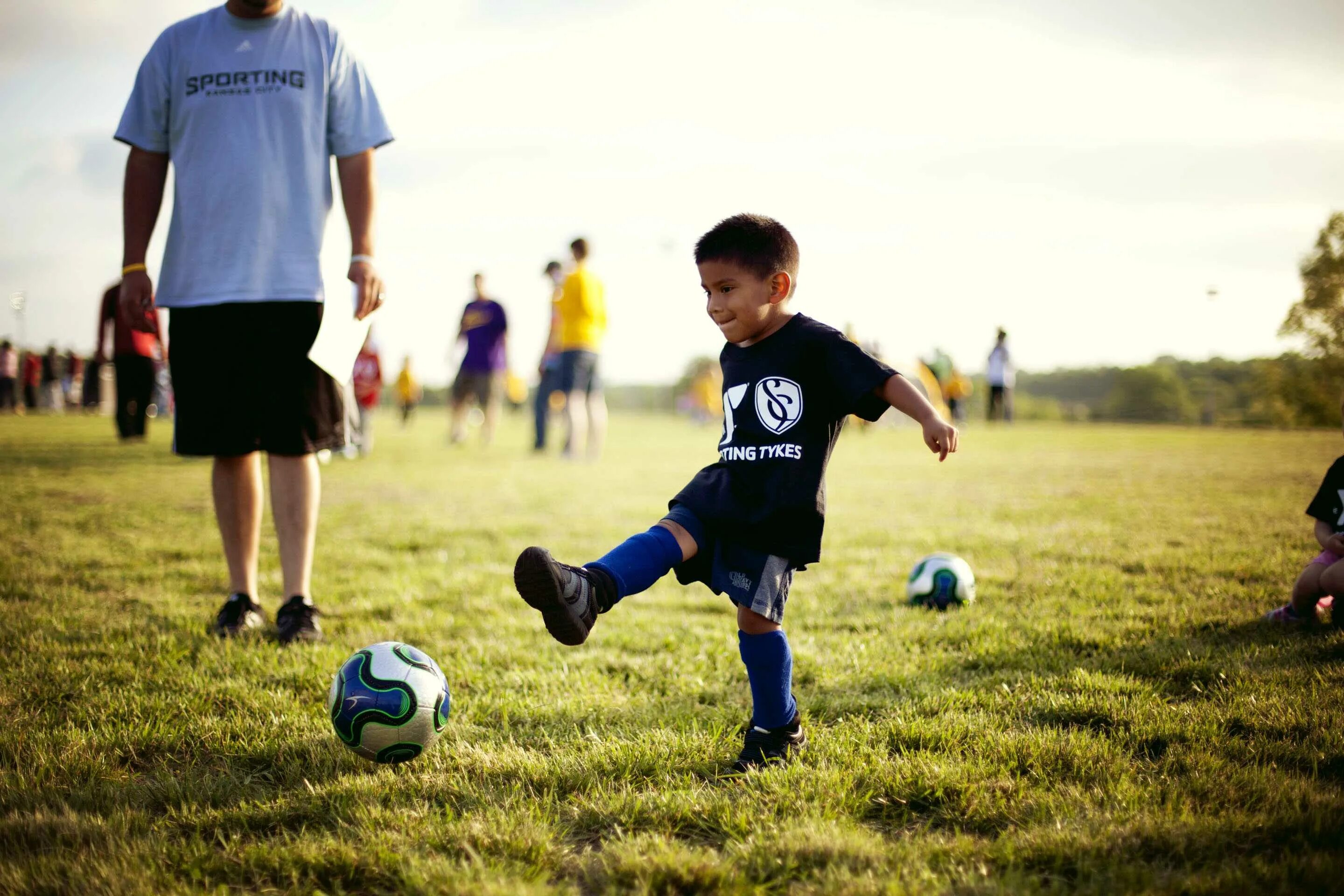 My brother plays football. Спорт дети. Мальчик с футбольным мячом. Футбол дети. Футбольная секция для детей.