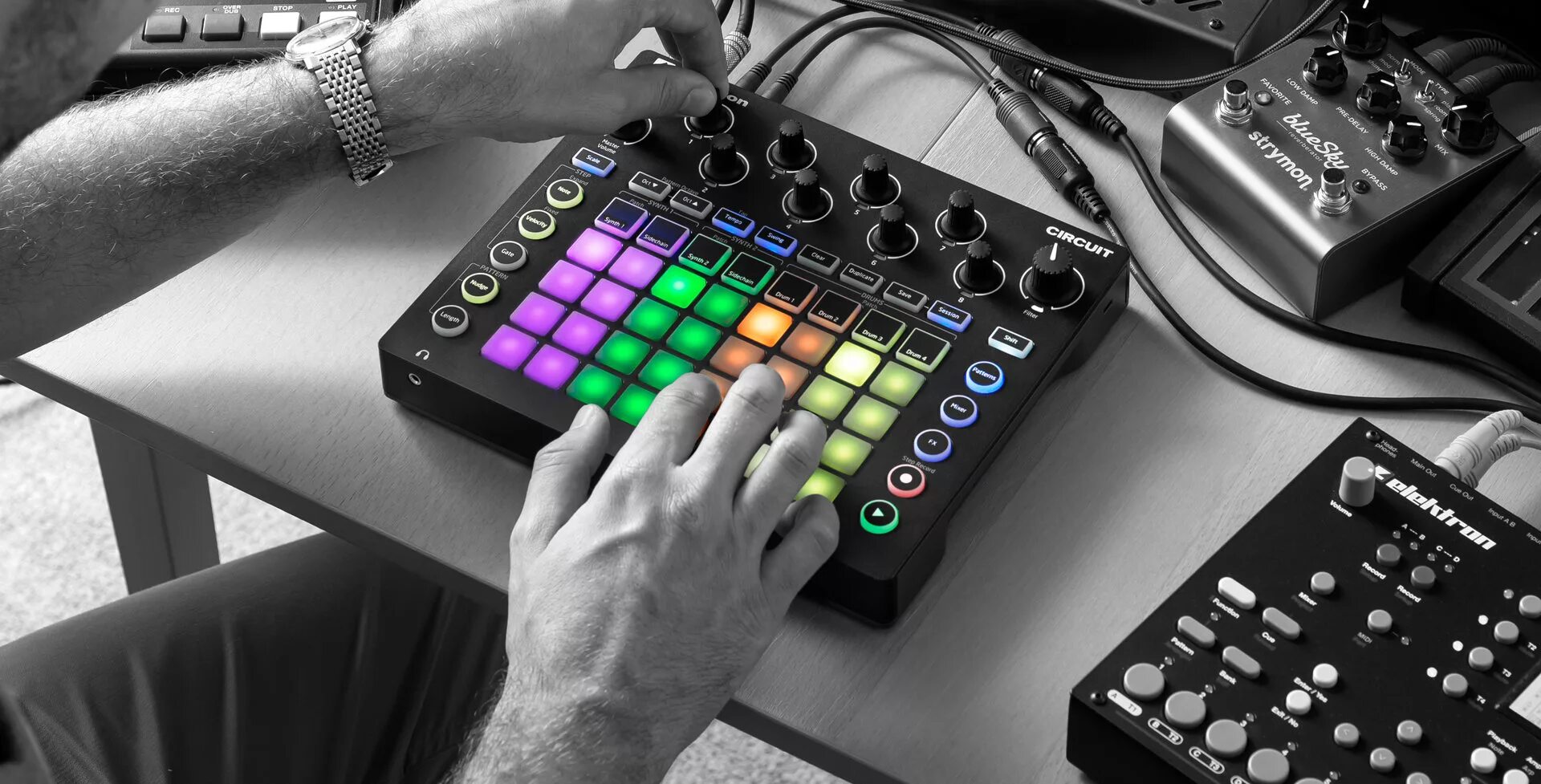 Музыка с помощью машины. Драм-машина Novation circuit. Грувбокс Novation circuit. Midi-контроллер "Novation Launchpad USB Midi". Novation mono Station.