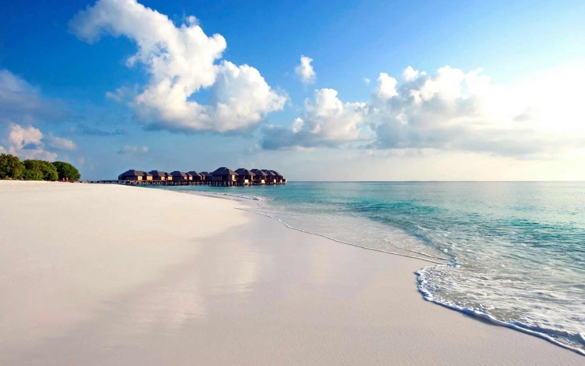 Side around. Мальдивы индийский океан отливы. Кайо Коко 1080hd. Пляж Уайт Сэндс Англия. Лазурный берег Мальдивы.