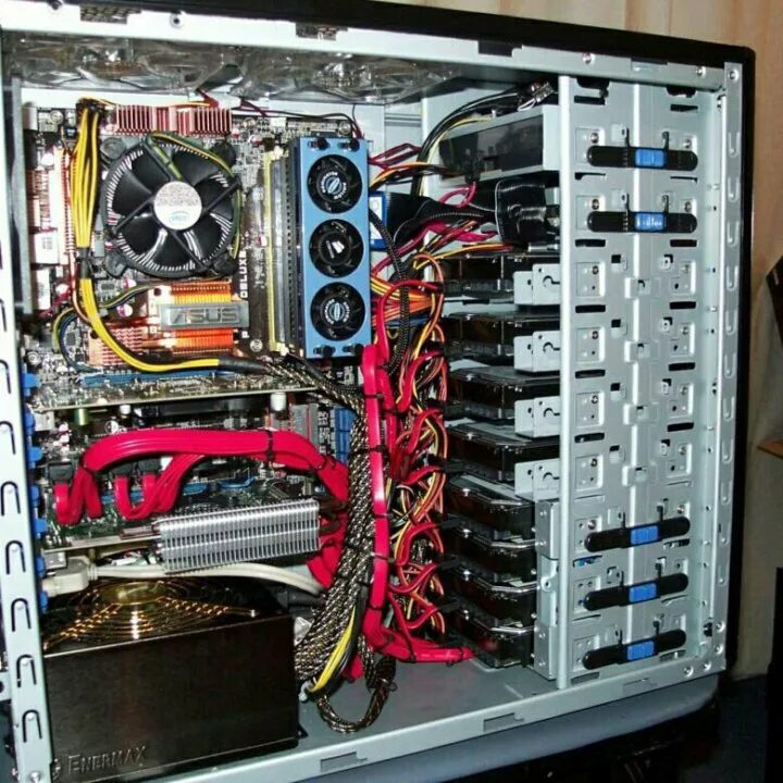 Разобранный системный блок. Разобранный системный блок. Разобранный компьютер. Комплектующие для полной сборки компьютера. Сборка системного блока пк.