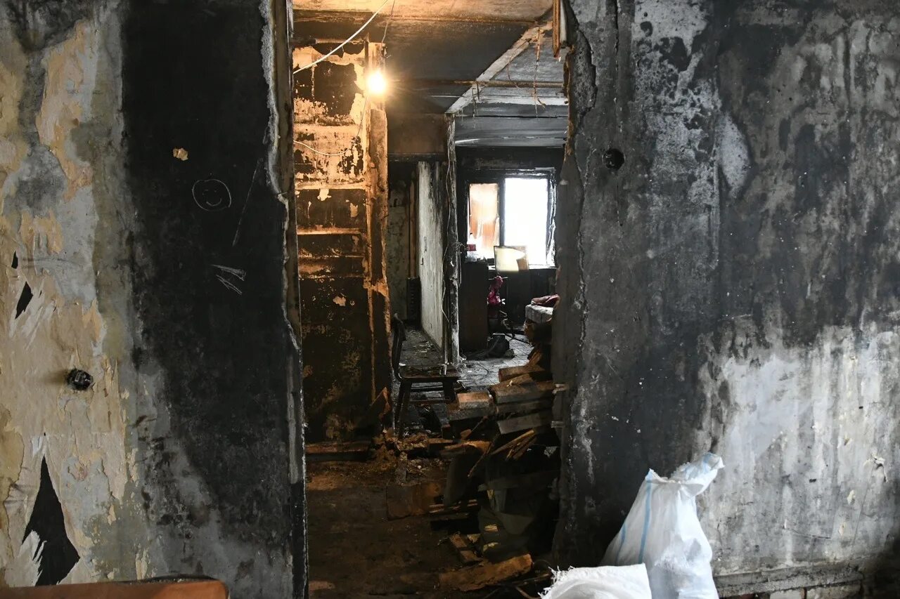 Последствия пожара домов. Горящее здание. Дом в огне. Пожар в хостеле. Пожар на никитском бульваре.