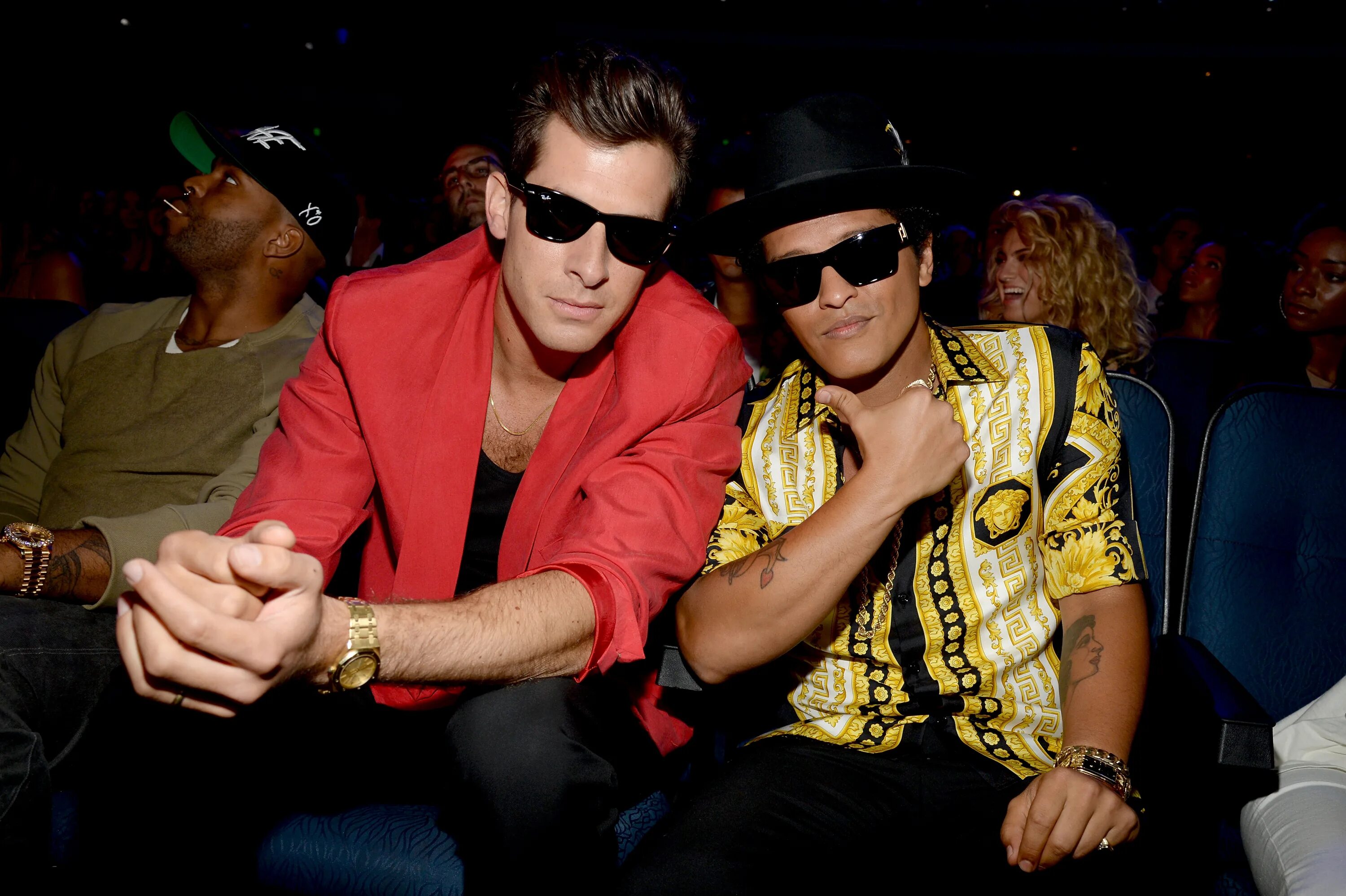 Mark ronson funk ft bruno mars. Марк ронсон и бруно марс. марк ронсон аптаун фанк. mark ronson bruno mars. марк ронсон и бруно марс uptown funk.
