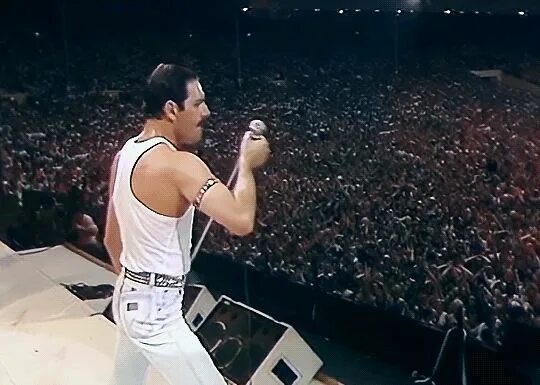 Фредди меркьюри wembley 1986. Фредди на стадионе. Queen уэмбли 1986. Фредди меркьюри стадион уэмбли 1986. Концерт фредди меркьюри на стадионе.