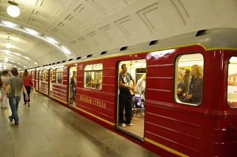 Красный поезд метро москва