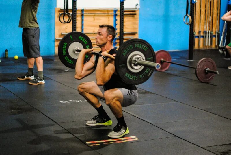 Thrusters кроссфит. Трастеры кроссфит. Трастер кроссфит. Трастеры со штангой. Трастеры кроссфит.