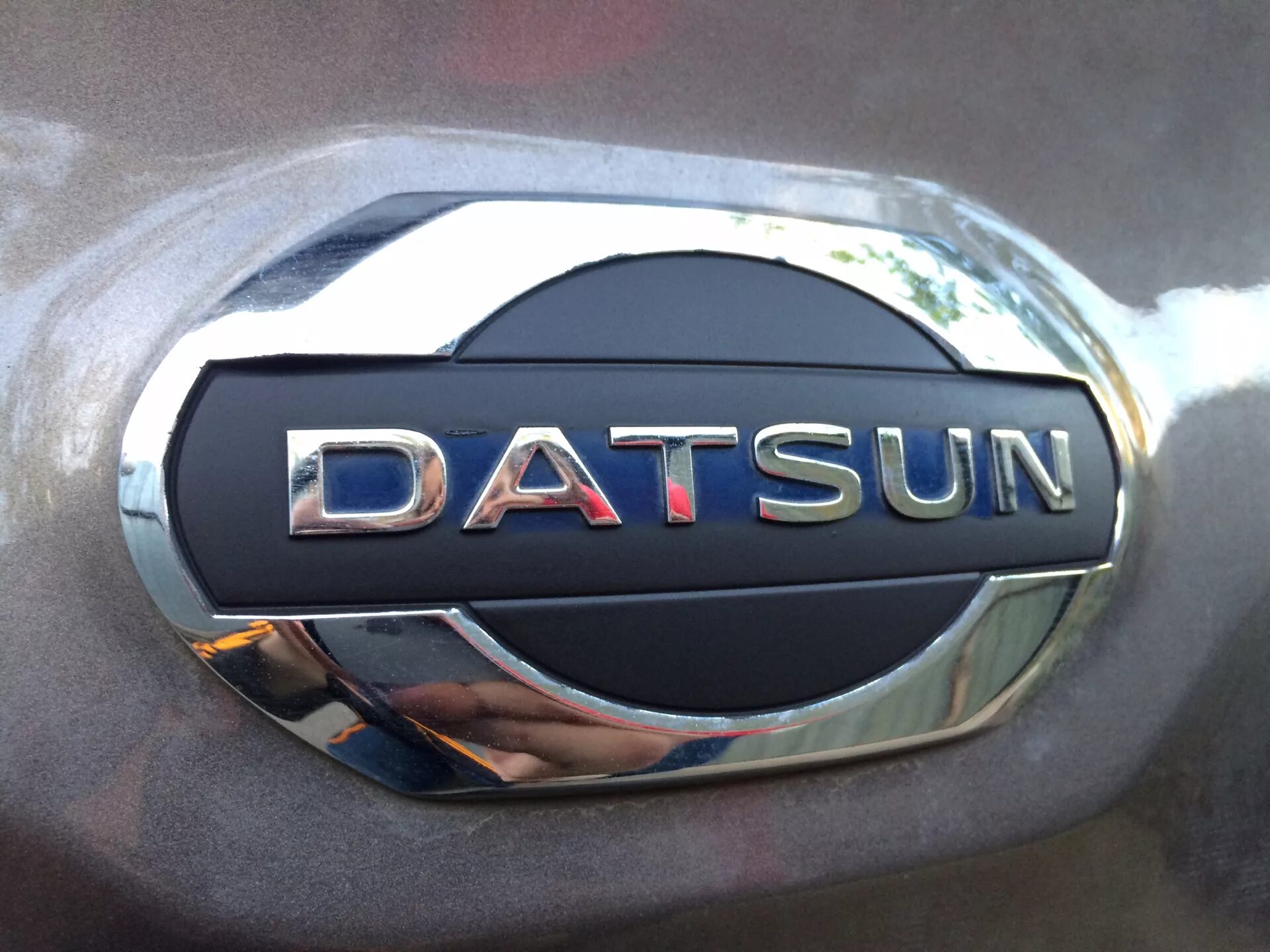 Логотип на крышке. Шильдик Datsun. Датсун он до шильдик. Датсун он до шильдик Ниссан. Lancer 4wd шильдик.