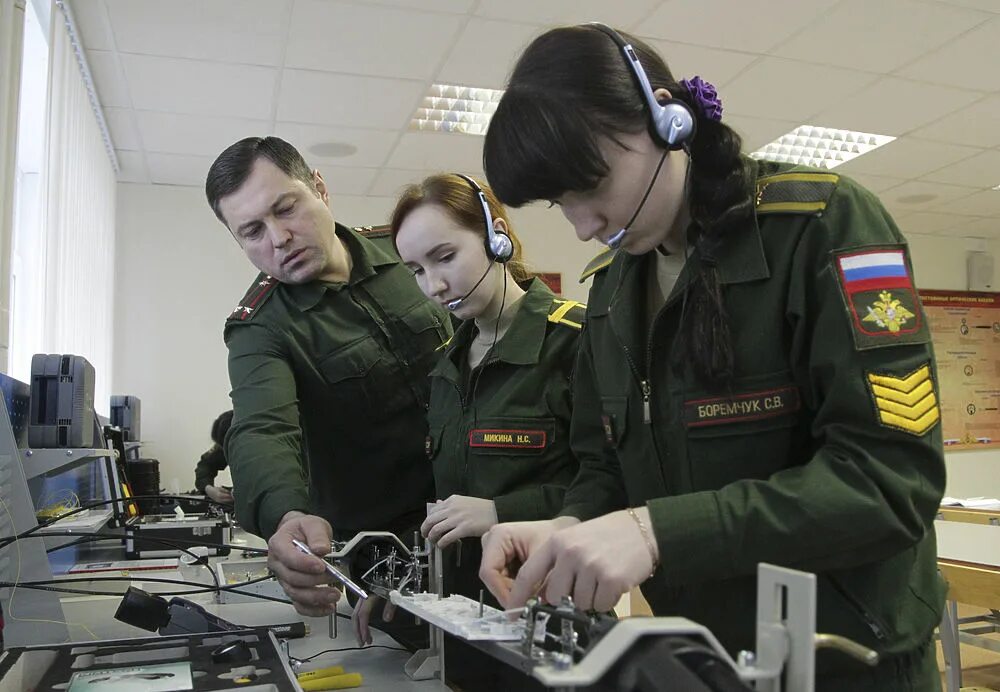 Получаете форма связи. Военная форма связистов. Военный Связист девушка. Женская Военная форма связиста. Форма военных связистов для женщин.