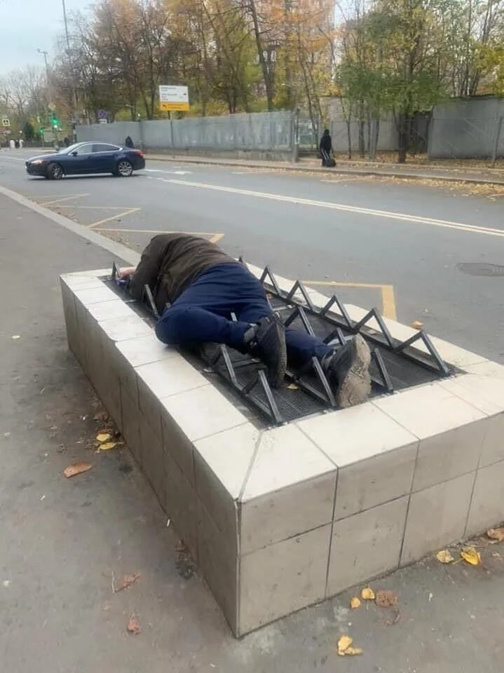 Лавочка Антибомж. Лавочки против бомжей. Скамейка с защитой от бомжей.