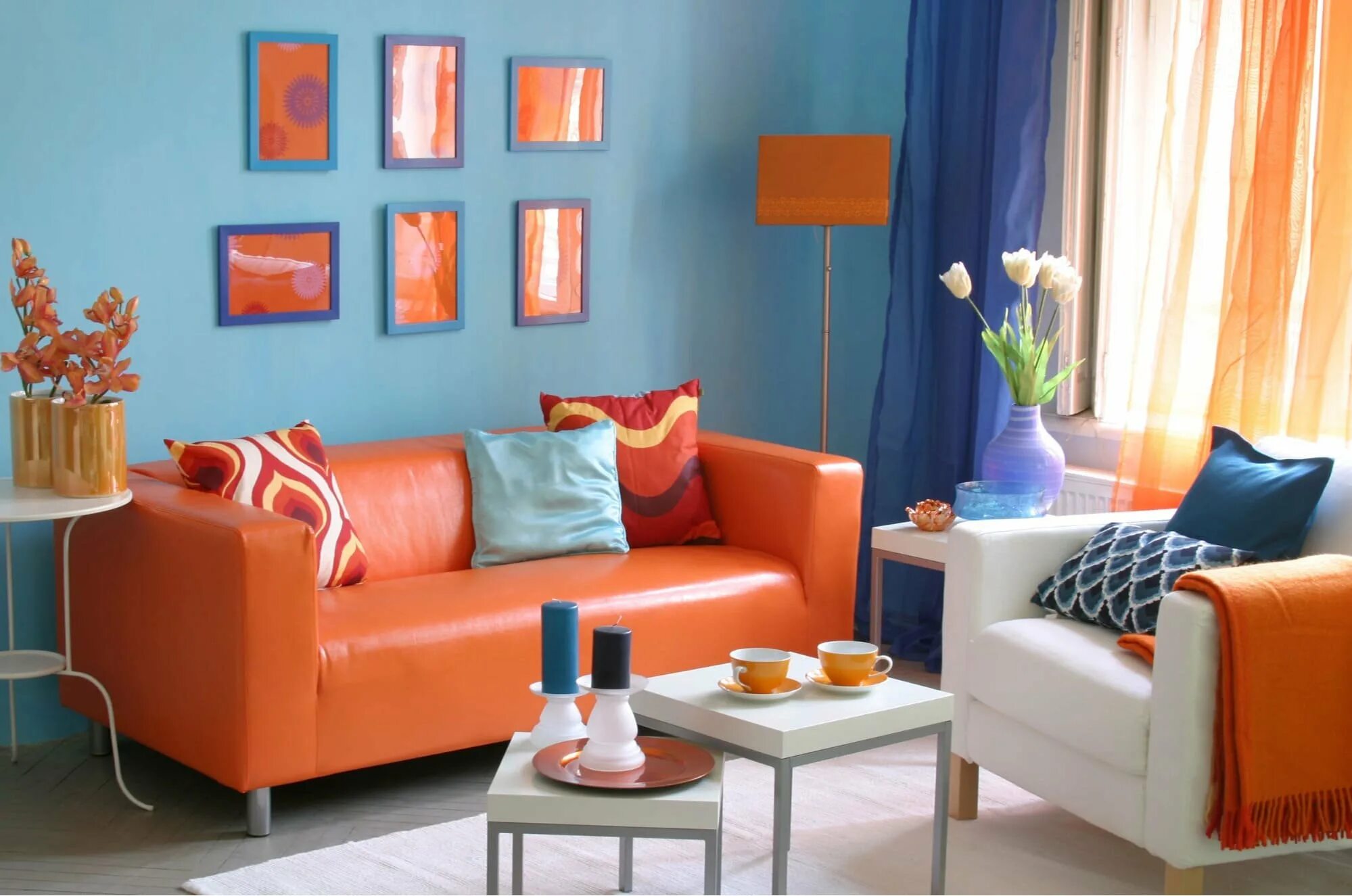 Оранжевый в интерьере. Оранжевый диван в интерьере. Сине оранжевый интерьер. Сочетание цветов в интерьере оранжевый. Оранжевый цвет по другому