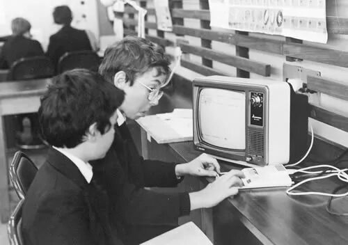 В 1982 году журнал time назвал персональный компьютер. Time компьютер на обложке. Time 1982 человек года. Стив джобс на обложке time 1982. 1982 году журнал time назвал персональный компьютер.